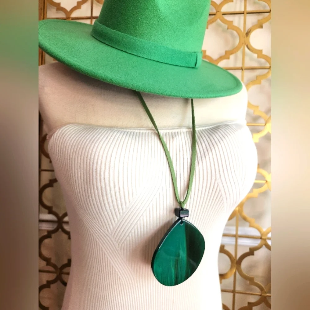 🍀New to the Boutique! Adjustable Hunter Green and Black Necklace🍀 - Picture 4 of 16